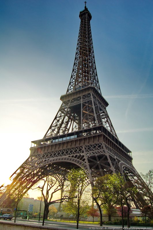 Cadrage vertical de la Tour Eiffel, photographiée un matin de printemps.
Mots-clés: paris tour_eiffel matin printemps paysage_urbain monument