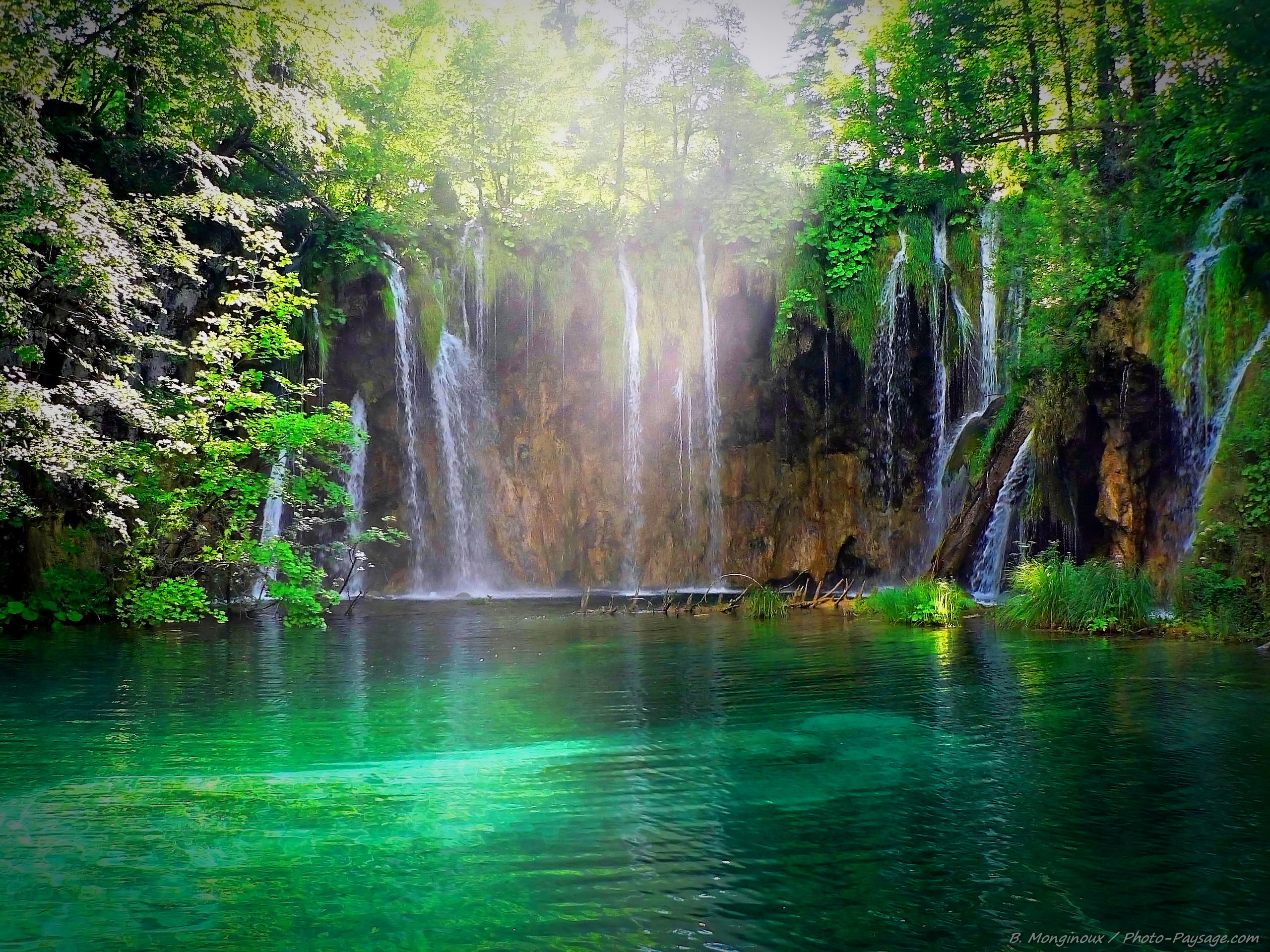 http://www.photo-paysage.com/albums/Paysages/Lac-riviere-cascade/croatie-lacs-plitvice-cascades-7.jpg