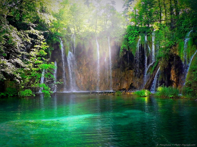 Cascade et paysage paradisiaque
Lac émeraude, cascades et rayons de soleil donnent un petit air de paradis terrestre à ce superbe paysage photographié dans le Parc National de Plitvice, en Croatie.

Mots-clés: cascade reflets croatie plitvice rayon_de_soleil rayon_de_soleil_en_foret UNESCO_patrimoine_mondial nature les_plus_belles_images_de_nature