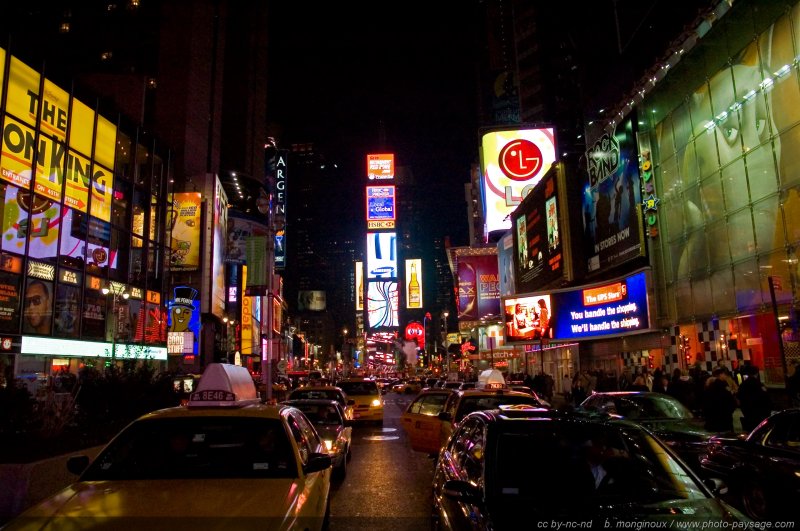 Broadway by night
La nuit tombée le quartier de Time Square et l'avenue de Broadway, réputés pour leurs théâtres  et comédies musicales, sont en pleine effervescence. Manhattan midtown. New York, USA
Mots-clés: usa etats-unis new-york manhattan broadway time-square new-york-by-night nocturne nuit