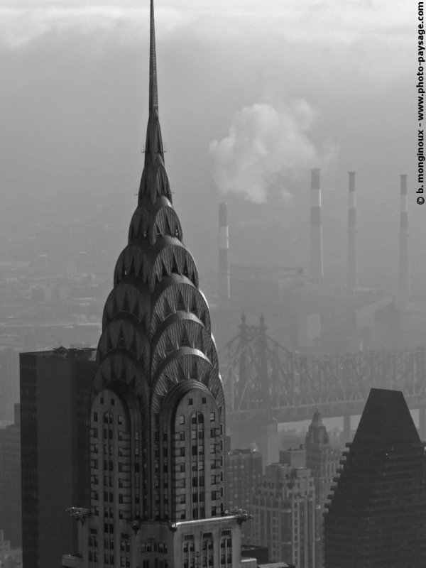 Le sommet du Chrysler Building dans la brume
Cette tour haute de 319 mètres, pour 77 étages, a été inauguré en 1930, et était le plus haut building
 du monde jusqu'à la fin de la construction de l'Empire State Building. Ce gratte-ciel est un des symboles 
de New-York, et probablement un de ses plus beaux immeubles.
Mots-clés: manhattan cadrage_vertical usa etats-unis new-york gratte-ciel tour building monument chrysler-building les_plus_belles_images_de_ville