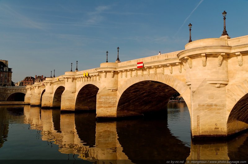 Paris, le Pont Neuf
Mots-clés: la_seine fleuve pont-neuf lampadaires reflets les_ponts_de_paris paris rive paysage_urbain quai rive_droite voie_georges_pompidou