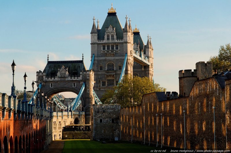 Une vue latérale du Tower Bridge, photographié depuis les douves de la Tour de Londres
Londres, Royaume Uni
Mots-clés: Londres Royaume_Uni United_Kingdom categ_pont tower_bridge monument