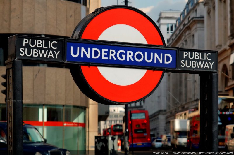 Underground - l'entrée du métro londonien
Le métro londonien.
Londres, Angleterre, UK
Mots-clés: londres royaume_uni royaume_uni metro