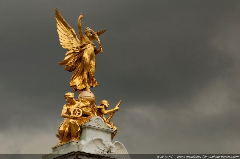 Le Victoria Memorial
Londres, Royaume-Uni
Mots-clés: londres royaume_uni buckingham_palace statue monument