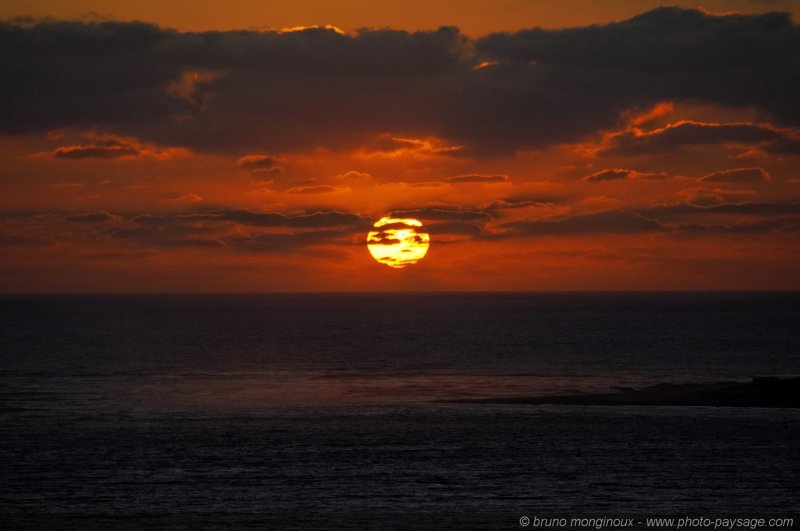 Coucher de soleil au dessus de l'Océan Atlantique 1
Le coucher de soleil photographié depuis
la dune du Pyla. Au premier plan : le cap Ferret
[La côte Aquitaine]
Mots-clés: coucher_de_soleil littoral atlantique mer ocean gascogne aquitaine landes