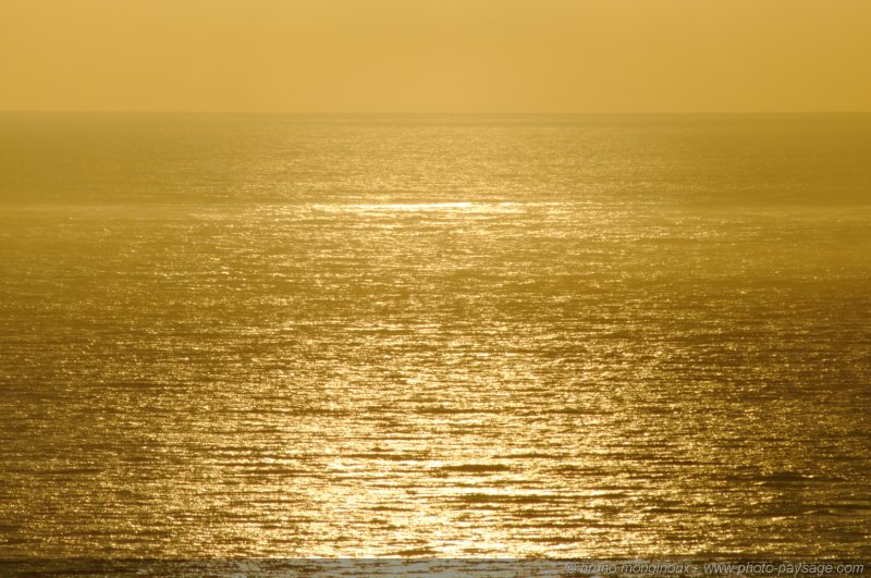 L'océan Atlantique dans la lumiere dorée du couchant -1
[La côte Aquitaine]
Mots-clés: littoral atlantique mer ocean gascogne aquitaine texture landes
