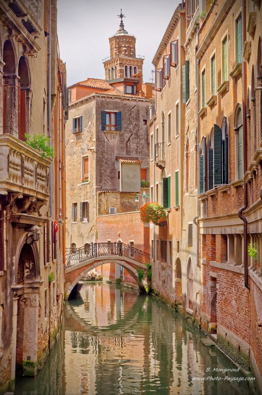 Un des nombreux petits ponts qui traversent les canaux vénitiens
Venise, Italie
Mots-clés: cadrage_vertical les_plus_belles_images_de_ville regle_des_tiers categ_pont italie venise canal cite_des_doges unesco_patrimoine_mondial categ_pont
