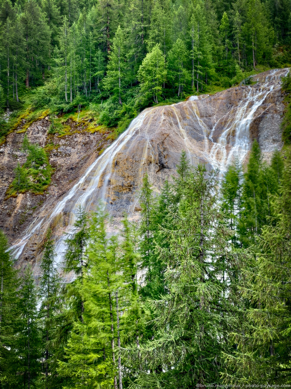 Cascade de la Gouille de Salin
Tignes, Savoie 
Mots-clés: Foret_Alpes Cascade categ_ete cadrage_vertical