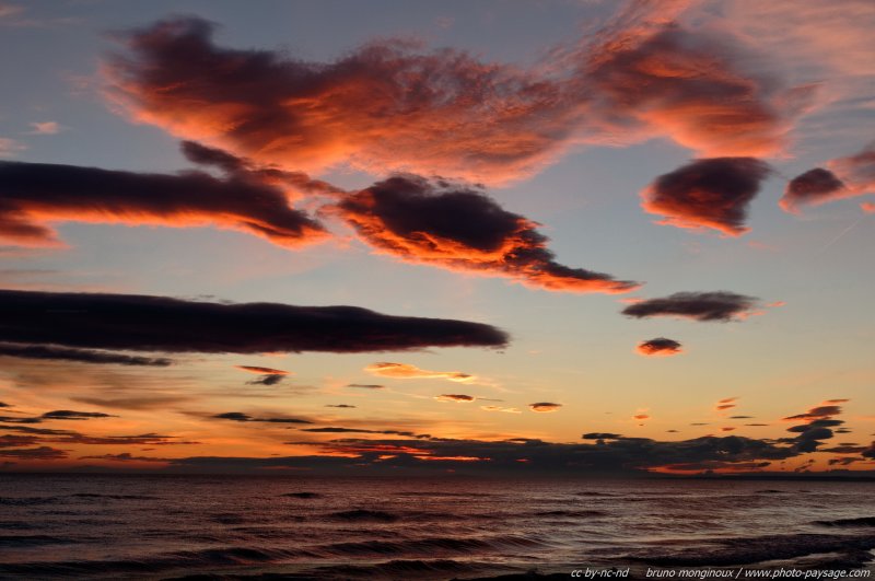 Des nuages teintés de rouge
Massif dunaire de l'Espiguette
Le Grau du Roi / Port Camargue (Gard). 
Mots-clés: camargue gard mediterranee littoral mer crepuscule ciel nuage languedoc_roussillon