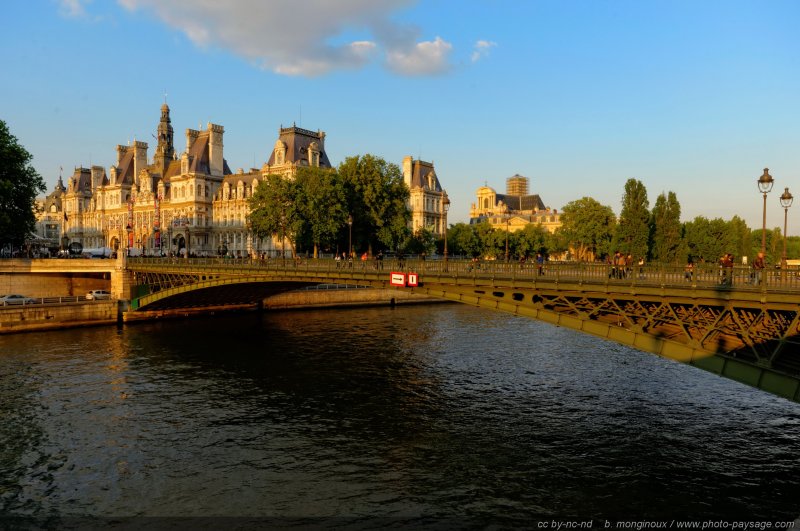 L Hôtel de Ville et le pont de l'Arcole
Photographié depuis l'île de la Cité
Paris, France
Mots-clés: paris les_ponts_de_paris categ_hotel_de_ville la_seine