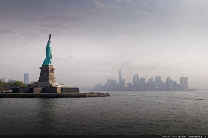 La Statue de la Liberté et le sud de Manhattan
Liberty Island (Baie de New York, USA)
Mots-clés: new-york usa brume manhattan regle_des_tiers monument downtown-manhattan les_plus_belles_images_de_ville