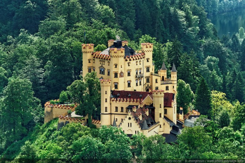 Le  château de Hohenschwangau vu depuis Neuschwanstein
Schwangau, Bavière, Allemagne
Mots-clés: allemagne baviere chateau monument rempart