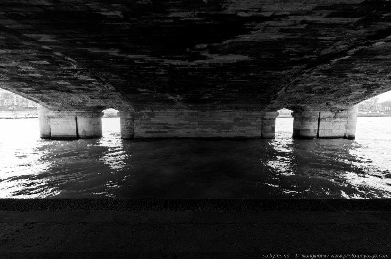 Sous le pont de la Concorde
Sous les ponts de Paris (Noir et Blanc)

Mots-clés: sous_les_ponts noir_et_blanc paris paysage_urbain les_ponts_de_paris grand-angle monument la_seine