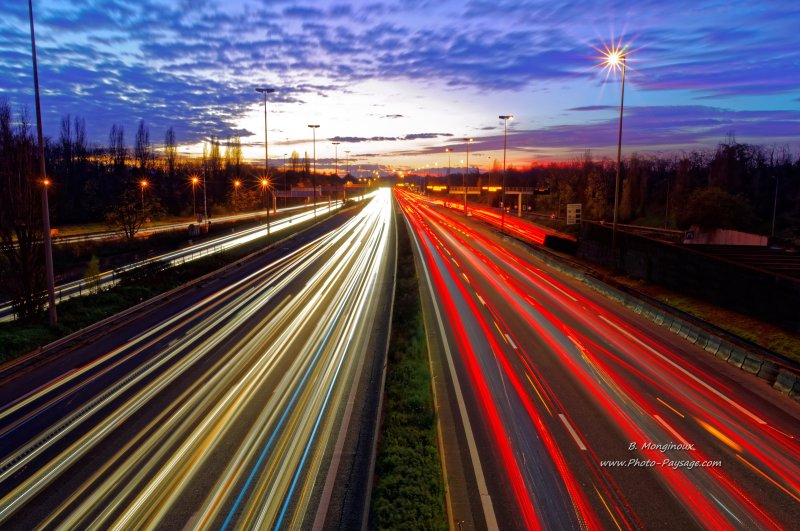 Trainées lumineuses tracées par les phares des voitures 
Photographiées sur l'autoroute A4 à l'Est de Paris, au moment du crépuscule.
Mots-clés: nuit route crepuscule trainees_lumineuses les_plus_belles_images_de_ville
