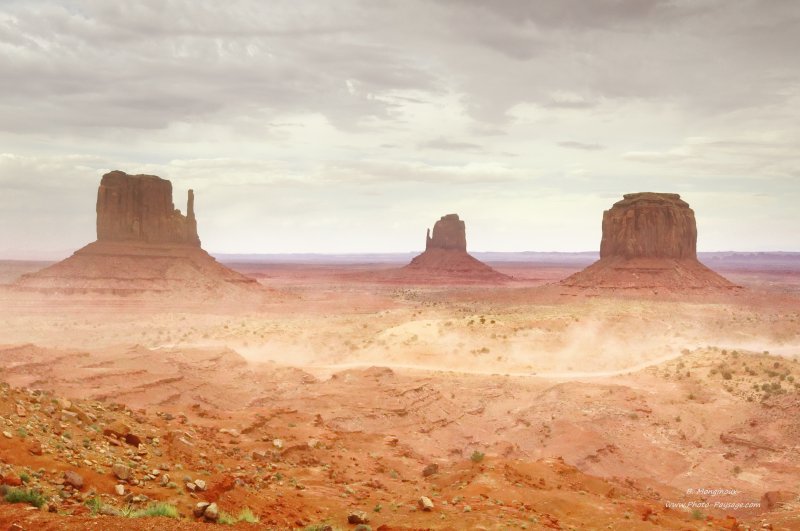 Trainées de poussières laissées par les véhicules sur la piste qui parcourt Monument Valley
Monument Valley (Navajo Tribal Park, Utah & Arizona), USA
Mots-clés: usa nature monument-valley arizona navajo desert montagne_usa