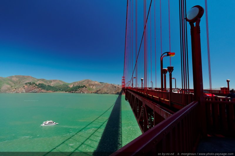 Un bateau passant sous le Golden Gate Bridge
Le Golden Gate Bridge, à la jonction entre l'Océan Pacifique et la baie de San Francisco. 

San Francisco, Californie, USA
Mots-clés: USA etats-unis californie ocean pacifique categ_pont san-francisco bateau les_plus_belles_images_de_ville