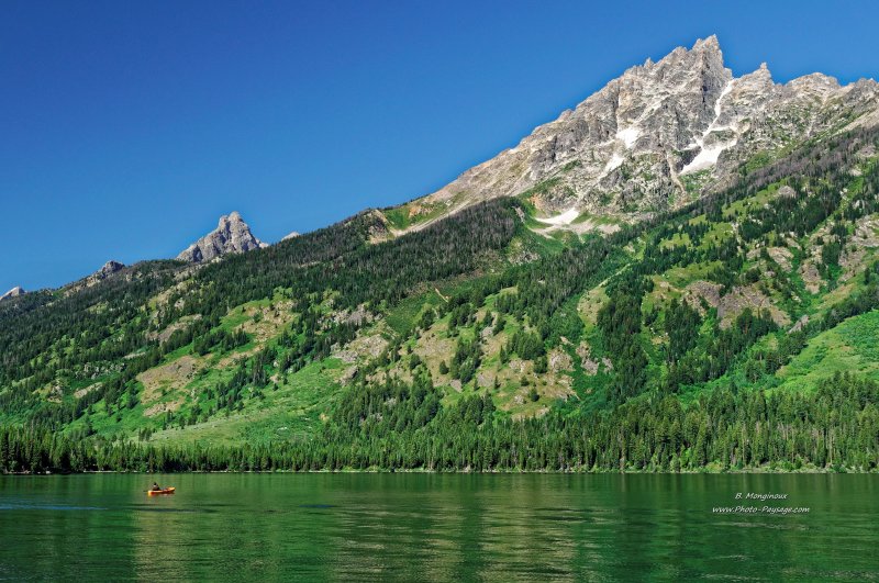 un cano u00eb-kayak sur le jenny lake  face aux montagnes de grand teton