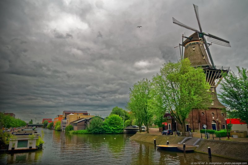 Un moulin à vent à Amsterdam
Amsterdam, Pays-Bas
Mots-clés: canal moulin regle_des_tiers
