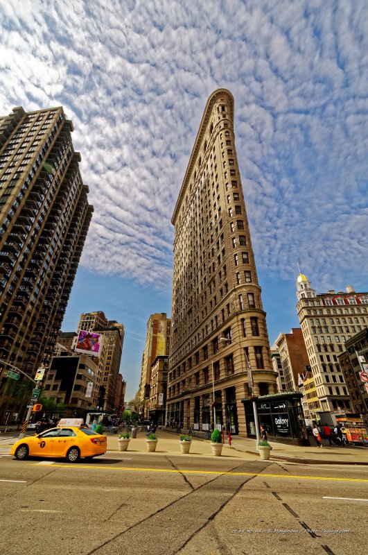 Un taxi new yorkais passe au pied du Flatiron building
Midtown Manhattan (centre de Manhattan)
New York, USA
Mots-clés: new-york usa manhattan cadrage_vertical regle_des_tiers