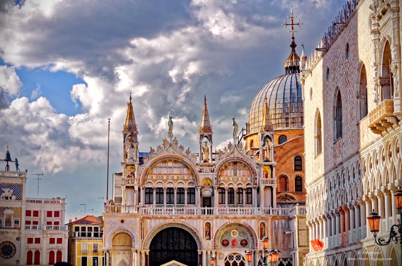 Venise - Basilique Saint Marc et le Palais des Doges
Place St Marc, Venise, Italie
Mots-clés: italie venise cite_des_doges unesco_patrimoine_mondial monument