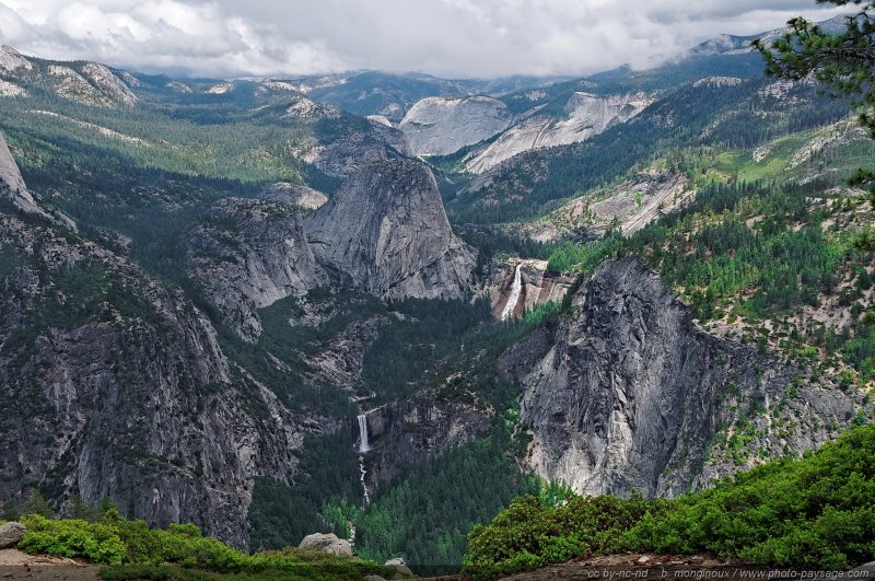 Les chutes de Verna falls et Nevada falls vues depuis Glacier Point. 
Parc National de Yosemite, Californie, USA
Mots-clés: yosemite californie usa cascade foret_usa montagne_usa
