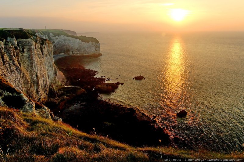 Coucher de soleil sur les falaises normandes
Étretat, Haute Normandie
Mots-clés: etretat normandie contre-jour littoral falaise mer coucher_de_soleil coucher_de_soleil