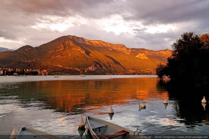 Fin de journée sur le lac d'Annecy
(Haute Savoie)
Un lac réputé pour avoir une des eaux les plus pures au monde.
En arrière plan : le mont Veyrier

Mots-clés: les_plus_belles_images_de_nature annecy haute-savoie montagne promenade rive berge reflets miroir