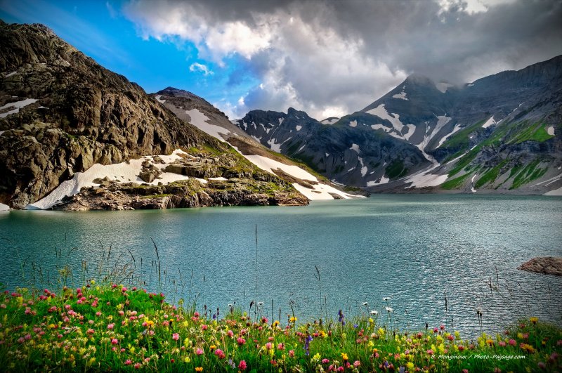 Paysage de haute montagne : lac du vieux emosson, alpes suisses.
