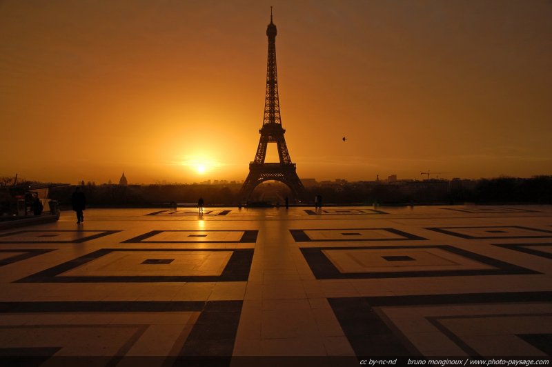 Le soleil se lève sur la Tour Eiffel et le parvis du Trocadéro
Paris, France
Mots-clés: paris tour_eiffel monument lever_de_soleil aurore contre-jour aube paysage_urbain reflets