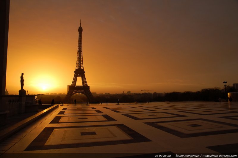 Lever de soleil sur la Tour Eiffel et le parvis du Trocadéro
Le soleil se lève sur Paris et sa Grande Dame
Vue depuis l'esplanade du Trocadéro
Mots-clés: paris monument tour_eiffel lever_de_soleil contre-jour aube aurore matin point-du-jour trocadero