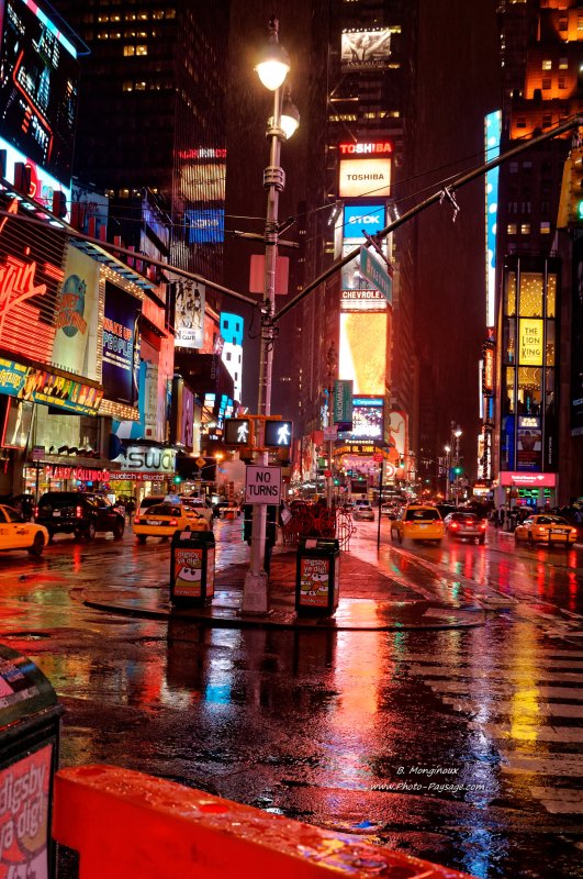 Time Square by night
Manhattan, New York, USA
Mots-clés: new-york-by-night cadrage_vertical usa new-york etats-unis paysage_urbain manhattan time-square pluie reflets