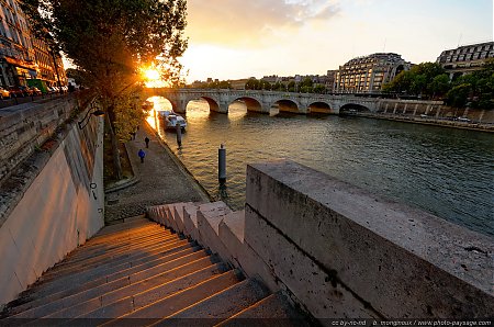 Coucher-de-soleil-sur-le-Pont-Neuf---photographie-depuis-le-quai-de-l-Horloge.jpg