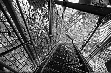Dans-l_escalier-de-la-Tour-Eiffel.jpg