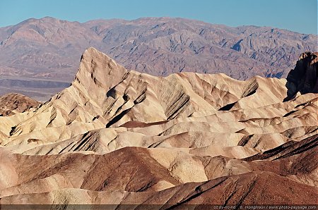 Formations-geologiques-multicolores-a-Zabriskie-Point.jpg