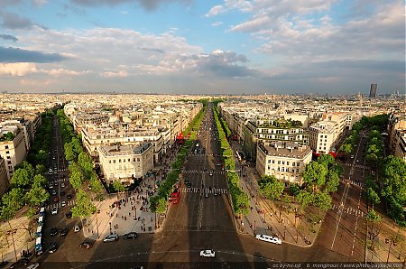 L_ombre-portee-de-l_Arc-de-Triomphe-sur-les-Champs-Elysees.jpg