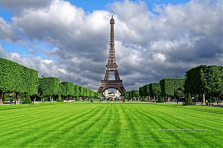 La-Tour-Eiffel-au-printemps-vue-depuis-le-Champs-de-Mars.jpg