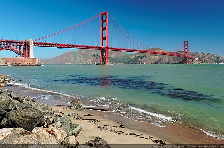 Sur-les-rives-de-la-baie-de-San-Francisco---en-arriere-plan-le-Golden-Gate-bridge.jpg