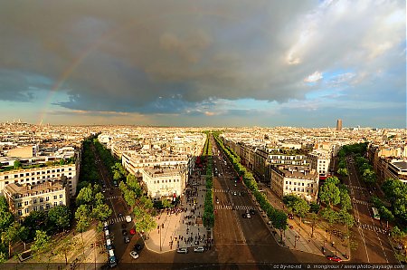 Un-arc-en-ciel-au-dessus-des-Champs-Elysees.jpg