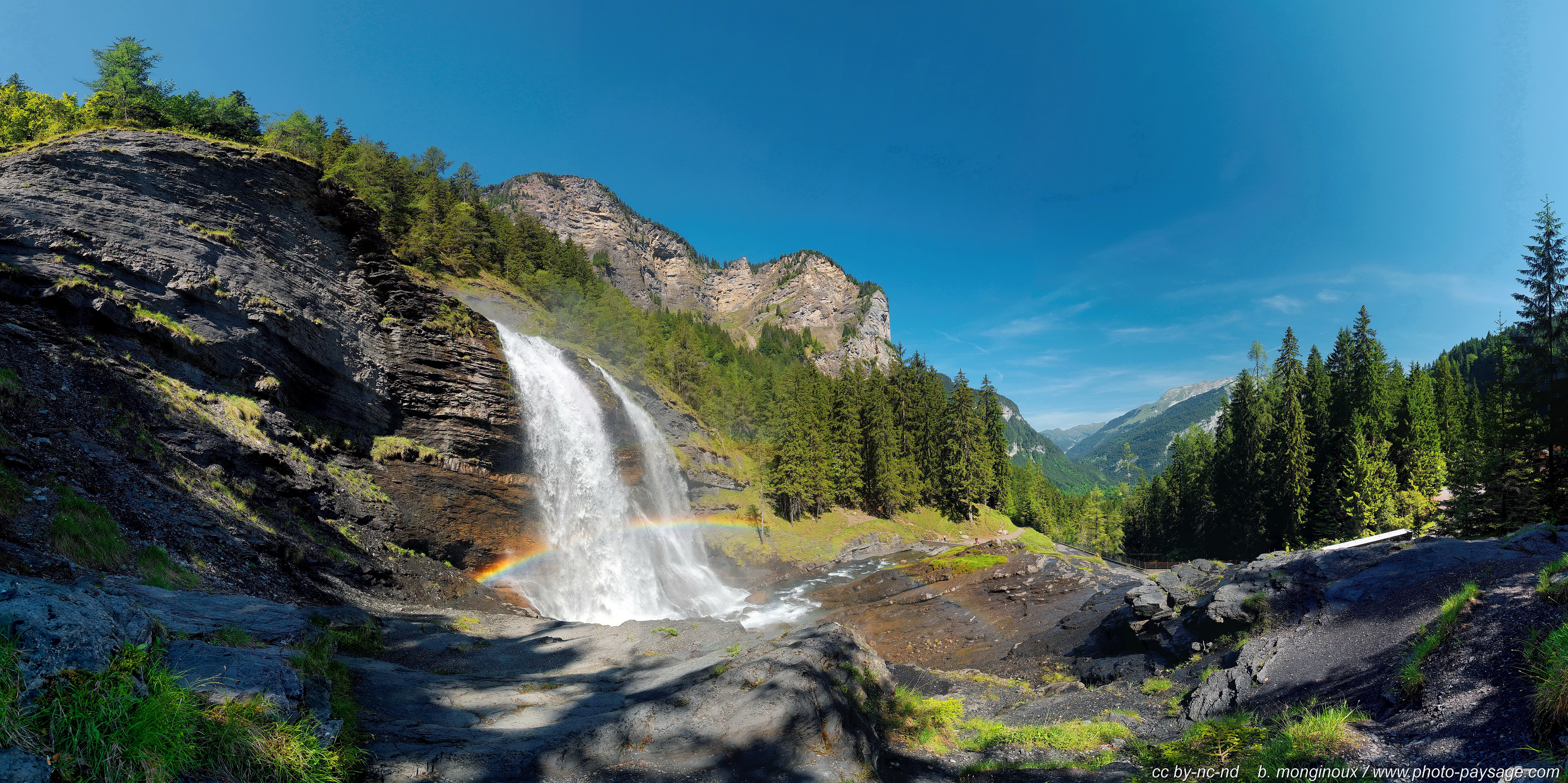 Arc-en-ciel au pied de la cascade du Rouget, photo panoramique Arc-en-ciel au pied de la cascade du Rouget
