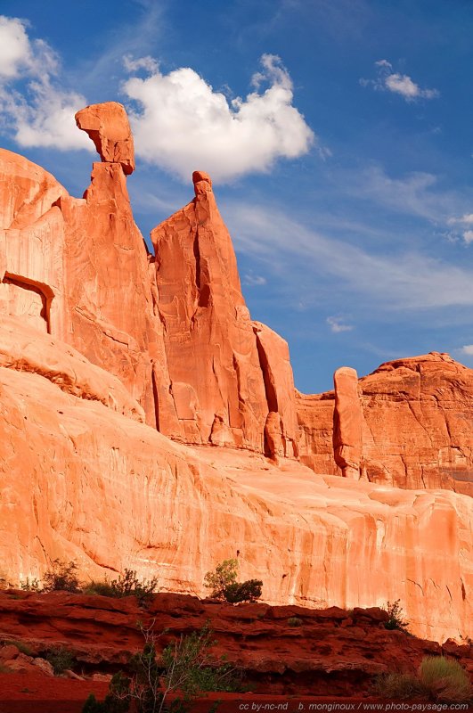 Un rocher en équilibre sur un piton rocheux au dessus de Park Avenue -  2
Arches National Park, Utah, USA
Mots-clés: USA etats-unis utah categ_ete desert falaise rocher montagne_usa cadrage_vertical