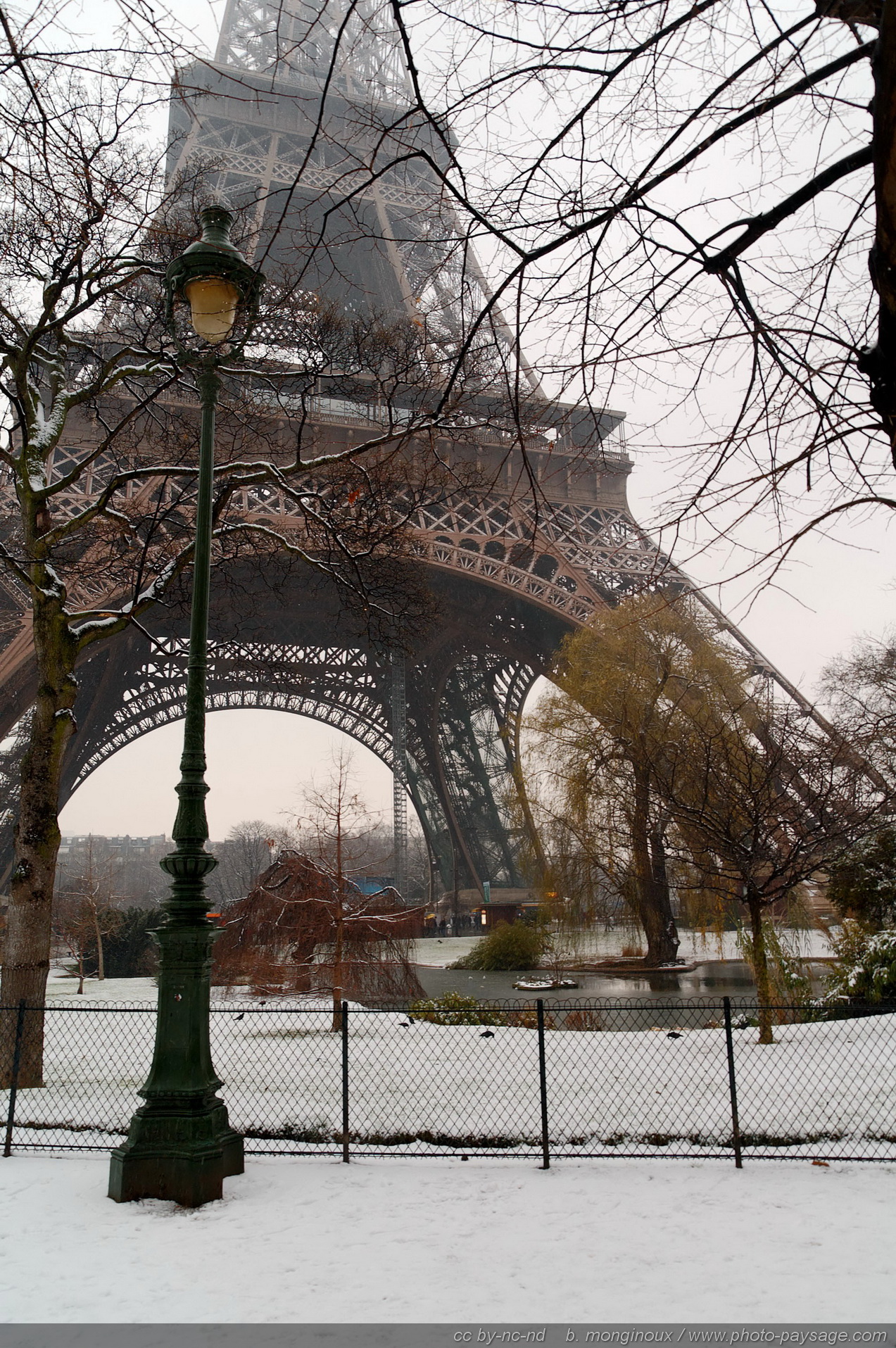 Lampadaires Neige Au Pied De La Tour Eiffel Photo