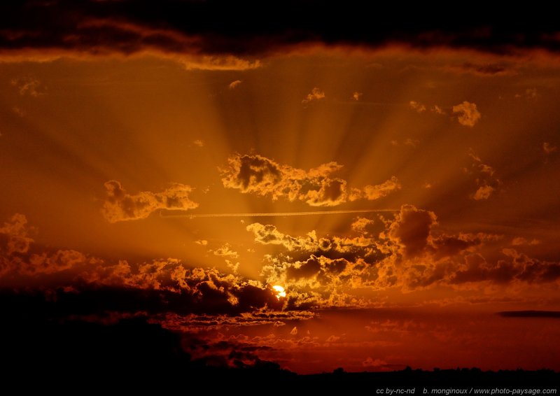 Coucher de soleil
Causse du Larzac, Aveyron
[Grands Causses]
Mots-clés: contre-jour les_plus_belles_images_de_nature coucher_de_soleil causses aveyron larzac ciel nuage rayon-de-soleil etoile