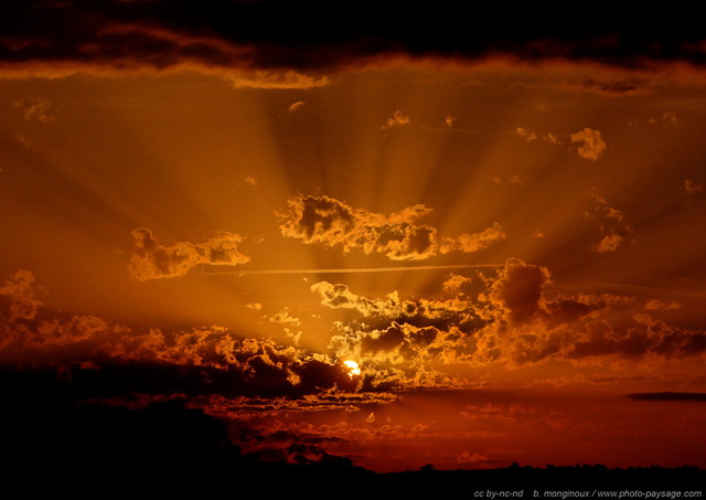 Coucher de soleil
Causse du Larzac, Aveyron
[Grands Causses]
Mots-clés: contre-jour les_plus_belles_images_de_nature coucher_de_soleil causses aveyron larzac ciel nuage rayon-de-soleil etoile