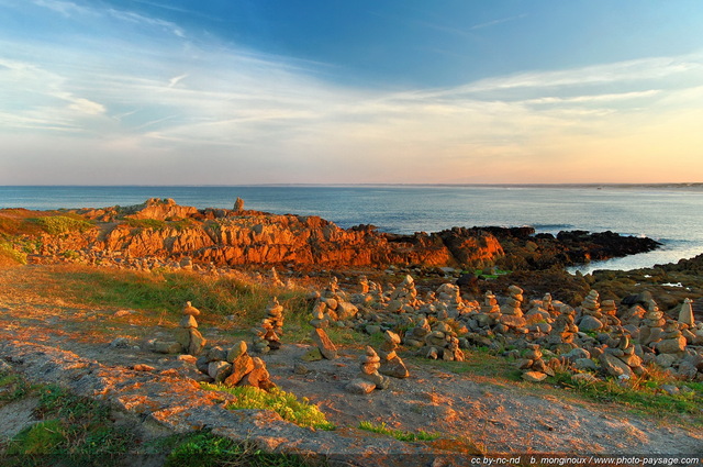 Cairns alignés face à  l'océan 
Pointe de la Torche
Finistère, Bretagne, France
Mots-clés: finistere bretagne cap-sizun mer littoral cote ocean atlantique cairn pierre rivage pointe-de-la-torche categ_ete