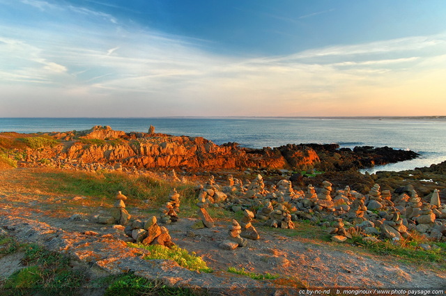 Cairns alignés face à l'océan 
Pointe de la Torche
Finistère, Bretagne, France
Mots-clés: finistere bretagne cap-sizun mer littoral cote ocean atlantique cairn pierre rivage pointe-de-la-torche categ_ete