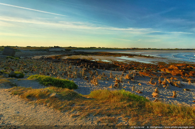 Cairns dressés face à l'Océan sur la plage de Pors Carn
Pointe de la Torche, St Guénolé
Finistère, Bretagne, France
Mots-clés: finistere bretagne mer cap-sizun littoral cote ocean atlantique rivage cairn pierre pointe-de-la-torche plage