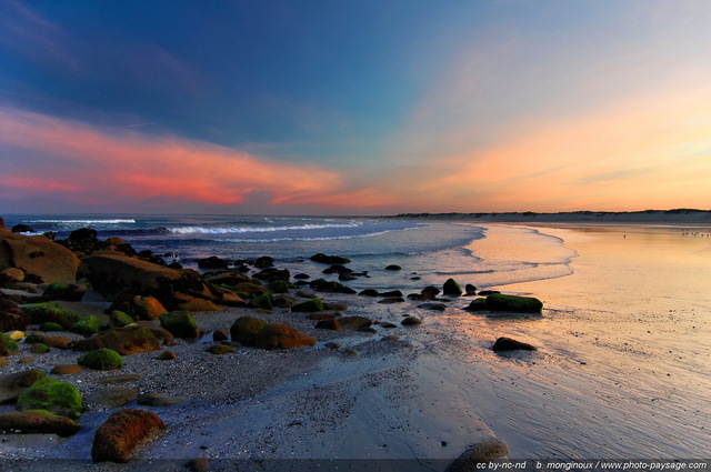 Sur la baie d'Audierne à  marée basse le ciel d'automne éclaire de ses douces lueurs la plage et les rochers recouverts d'algues
Plage de Tronoà«n et pointe de la Torche
Finistère, Bretagne, France
Mots-clés: finistere bretagne tronoÃ«n tronoan mer cap-sizun littoral cote ocean rocher atlantique rivage pierre pointe-de-la-torche aurore aube plage ciel_aube