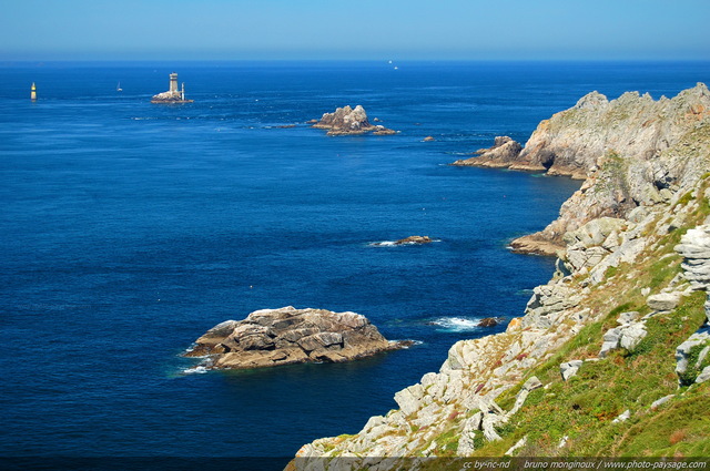 Pointe du Raz
En arrière plan : le phare de la Vieille
Cap Sizun, 
Finistère, Bretagne, France
Mots-clés: pointe-du-raz finistere cap-sizun bretagne mer littoral cote ocean atlantique rivage phare recif categ_ete