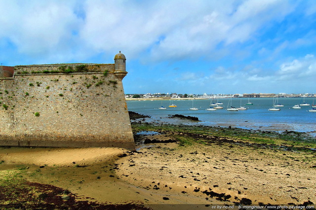 La citadelle et la rade de Port Louis
La rade à  marée basse. 
En arrière plan : Lorient et l'ancienne base de U-Boote allemands
Morbihan, Bretagne, France
Mots-clés: bretagne port-louis littoral morbihan ocean mer port-louis rempart citadelle rade lorient